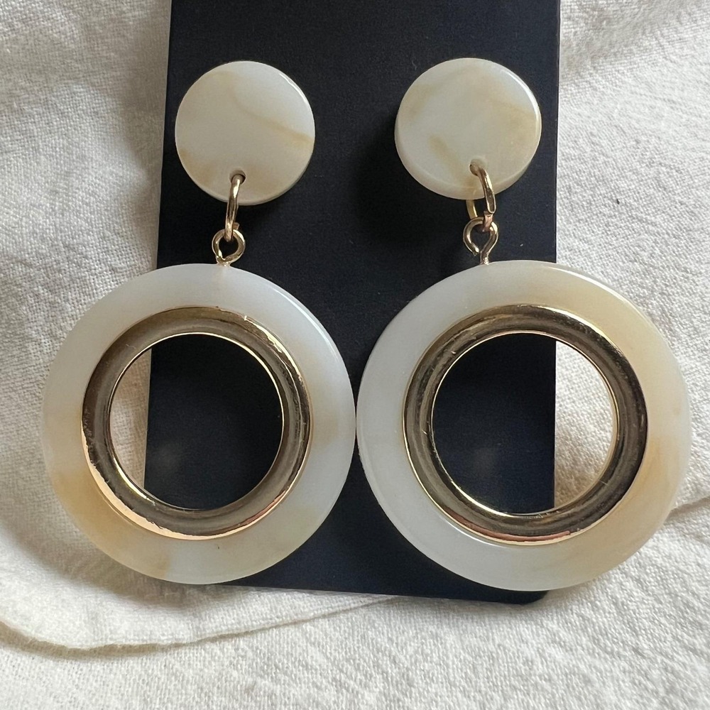 Retro Cream Marbleized Acrylic Gold Tone Hoop Dangle Earrings Size 2.25in